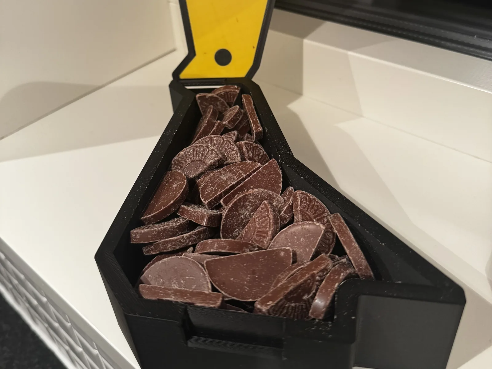 Fågelformade lådan med öppet lock, fylld med Romerska bågar.