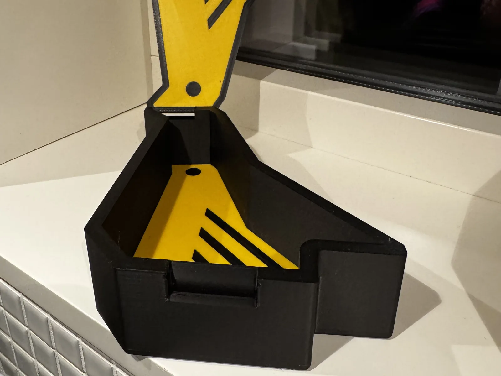 Den tomma fågelformade lådan med öppet lock.