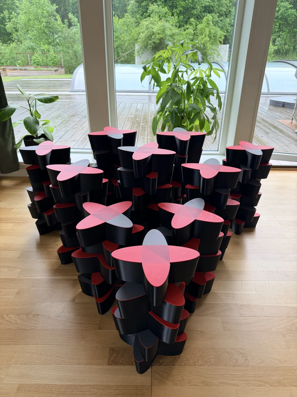En hel serie 3D-printade lådor formade efter kundens logotyp